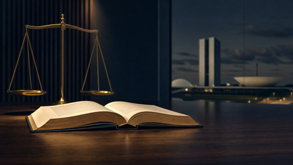 Livro jurídico e balança da justiça em cenário institucional de Brasília para guia de provas digitais